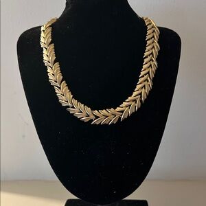 Vintage Crown Trifari Elegant Gold Tone Leaf Necklace